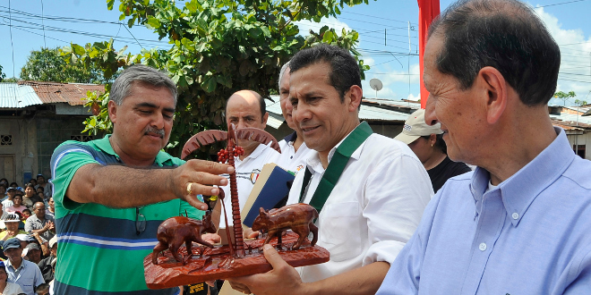 Presidente Ollanta Humala inauguró pistas y veredas en el distrito de Punchana
