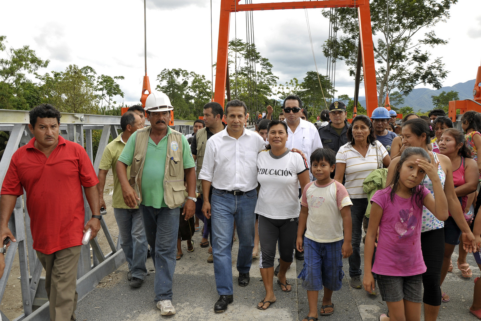 Presidente Humala inauguró puente en el distrito de Cholón y comisaría en Madre Mía