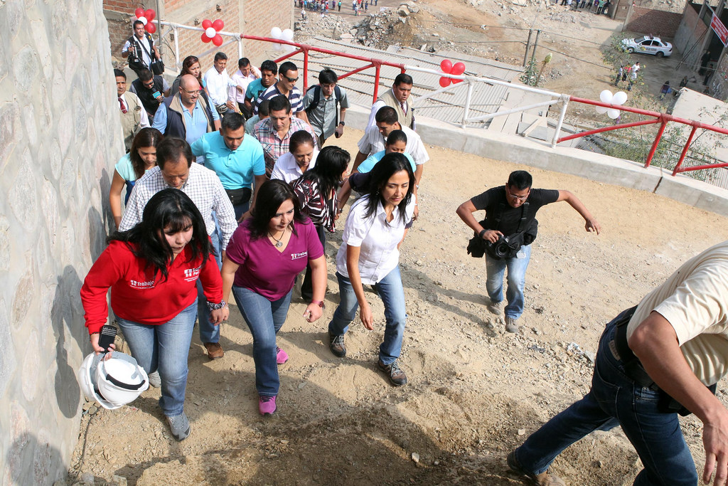 Ministra de Trabajo y Primera Dama recorrieron muros de contención en Huaycán