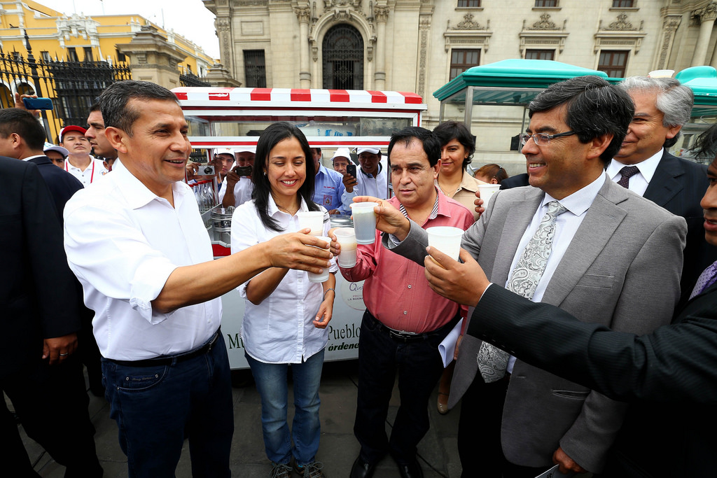 Mandatario promulga “Ley del Emolientero” que reconoce a vendedores de esta bebida como empresarios emprendedores