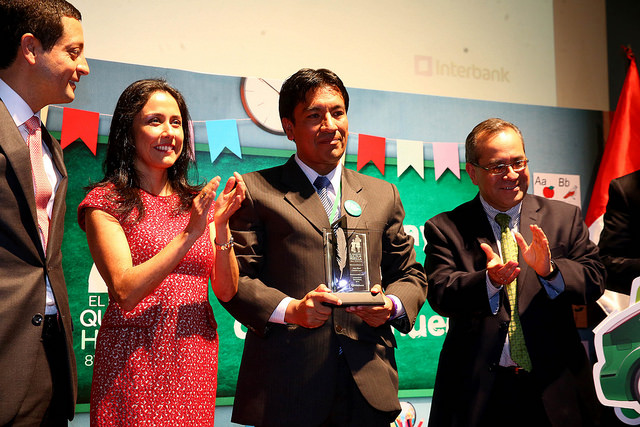 Primera Dama Nadine Heredia premió a ganador del concurso “El maestro que deja huella”