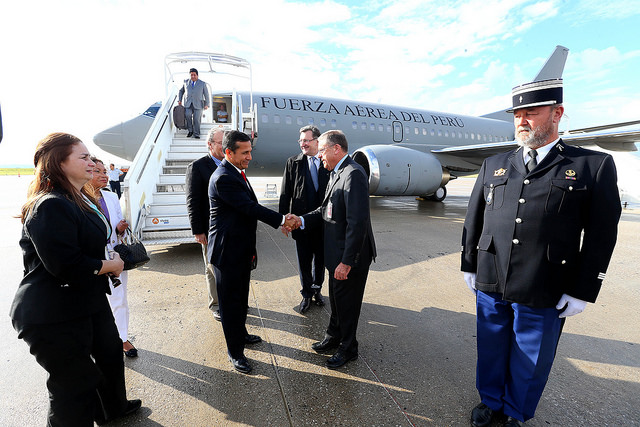 Llega a París el Jefe de Estado para asistir a foro económico sobre América Latina y el Caribe y reunirse con Hollande