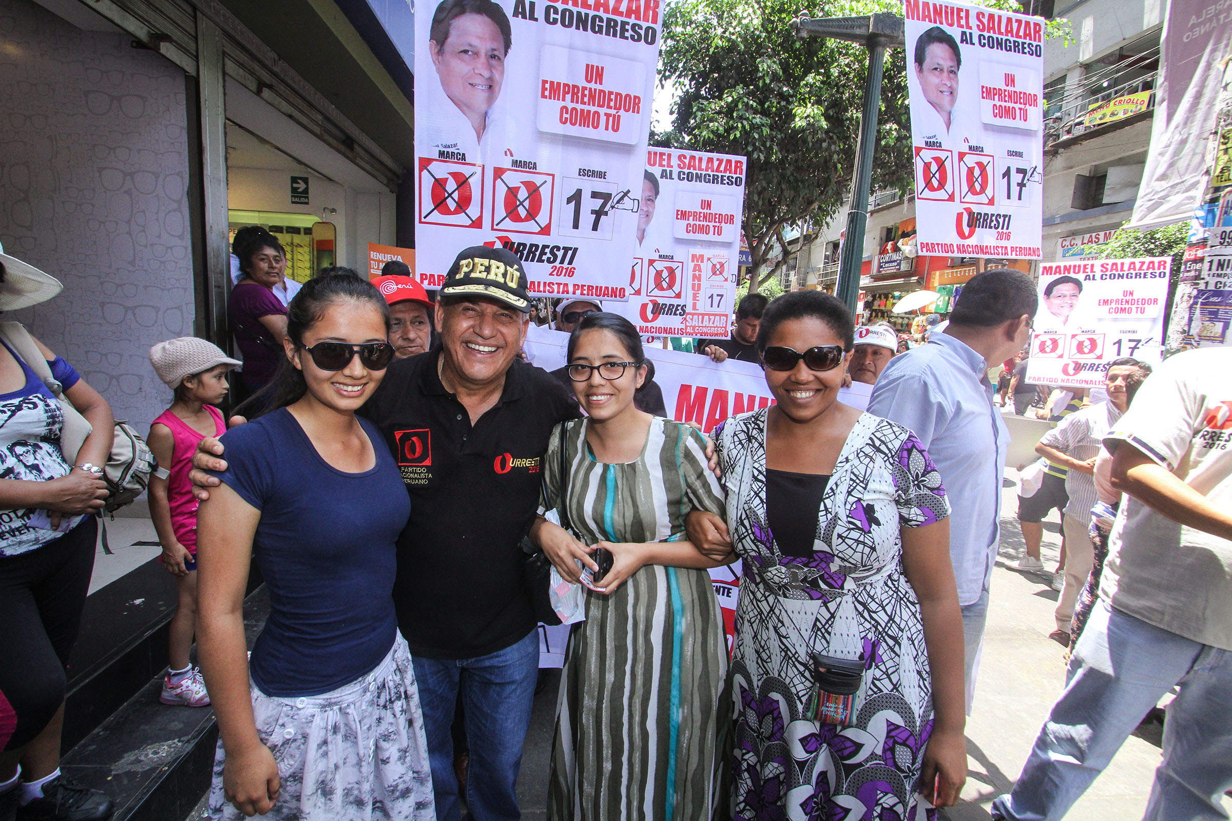 Daniel Urresti visitó Gamarra para saludar a las trabajadoras con motivo del Día Internacional de la Mujer